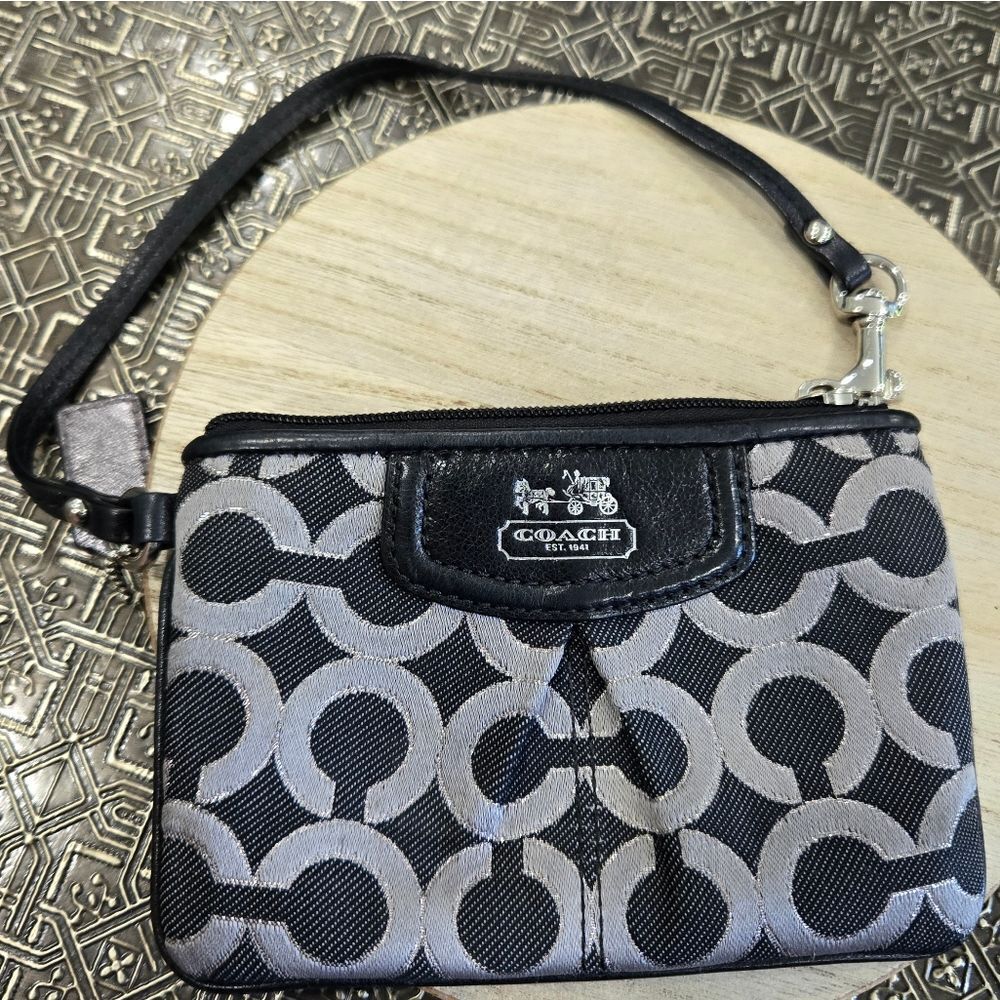 🐢 Coach Signature Monogram Wristlet Like New